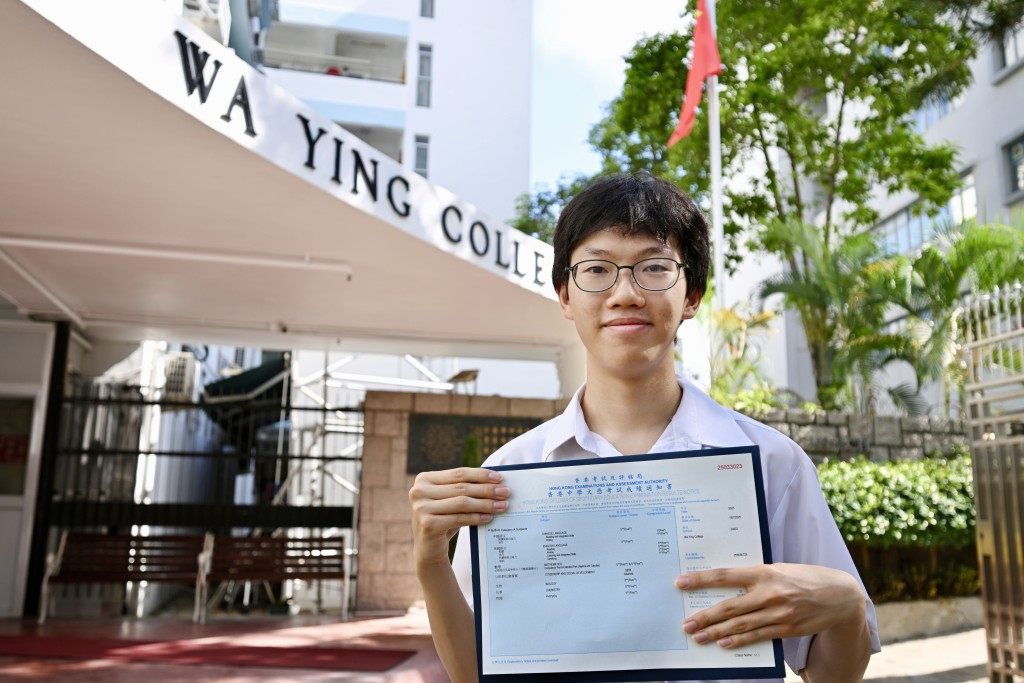 華英中學超級狀元黃栢熹：「升讀哪一間（本港醫學院）都沒所謂，最重視的是學校強調團隊合作，因為我喜歡與人協作的氛圍。」