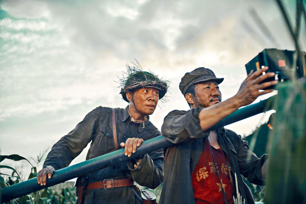 张译（左）自揭经常获得吴京的按摩。