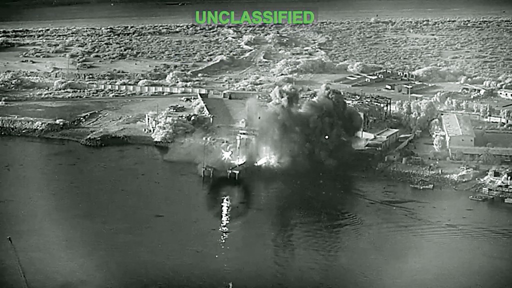 伊朗南部阿巴斯港海軍基地周日遭美軍三艘水面無人艇襲擊,發生劇烈爆炸。 右圖顯示其中一艘自殺式無人艇逼近基地。 伊朗南部阿巴斯港海軍基地周日遭美軍三艘水面無人艇襲擊,發生劇烈爆炸。 右圖顯示其中一艘自殺式無人艇逼近基地。