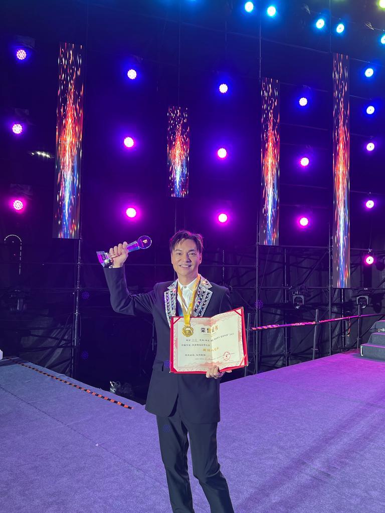 去年9月方俊夺得第一届《中国宁夏．平罗全国网络歌手大赛》「最佳人气歌手奖」及晋身最后4强，唱功得到认同。