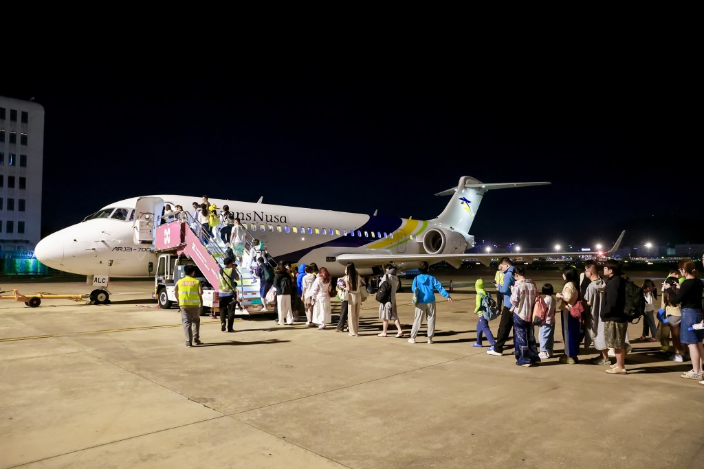 國產客機C909深圳首飛。 中新社