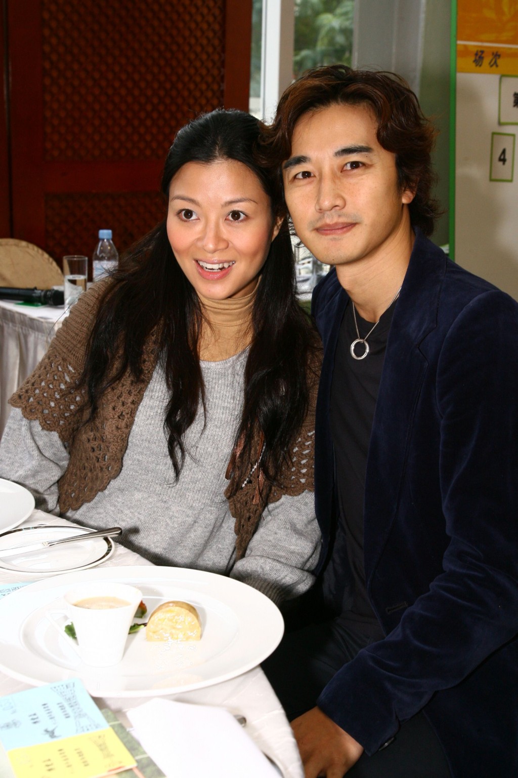 杜挺豪在2006年宣布與黃璦瑤(左三)快將榮升父母。