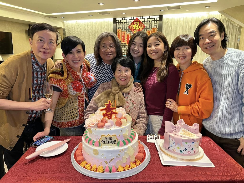 吳君如去年1月為媽媽擺91歲壽宴。