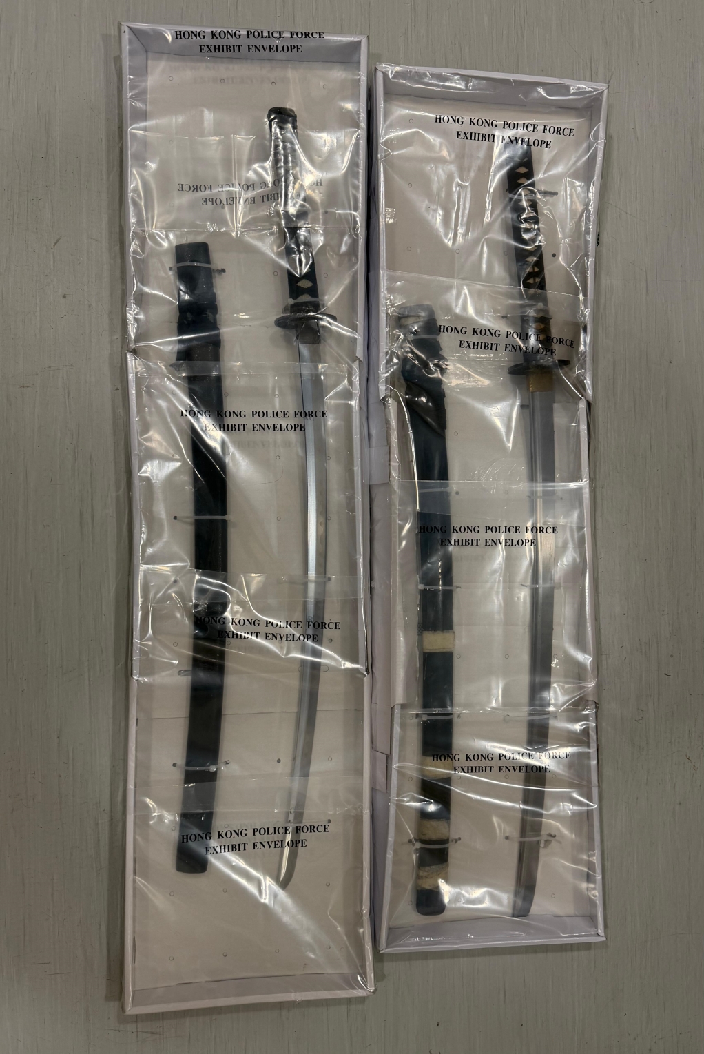 警方在行動中檢獲兩把武士刀。警方圖片