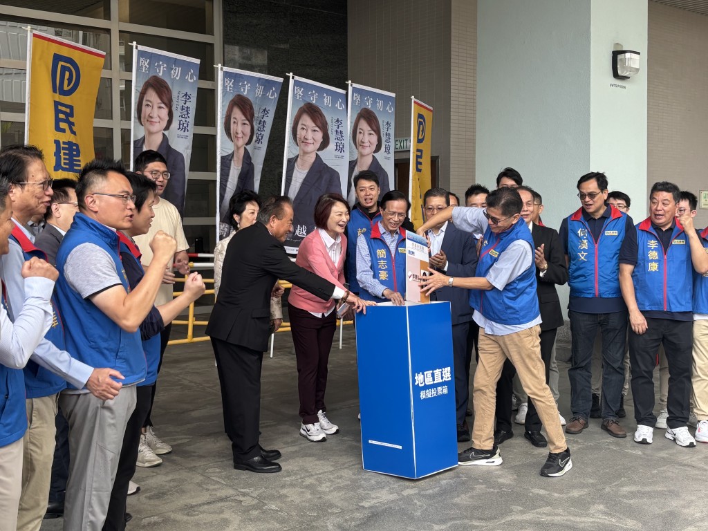 團隊以模擬票箱,鼓勵市民投票。 團隊以模擬票箱,鼓勵市民投票。