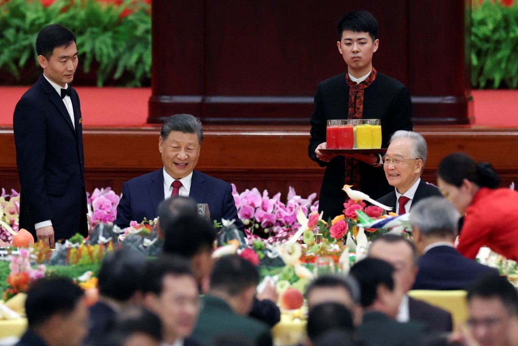 82岁前总理温家宝现身国宴，坐在习近平身旁。路透社