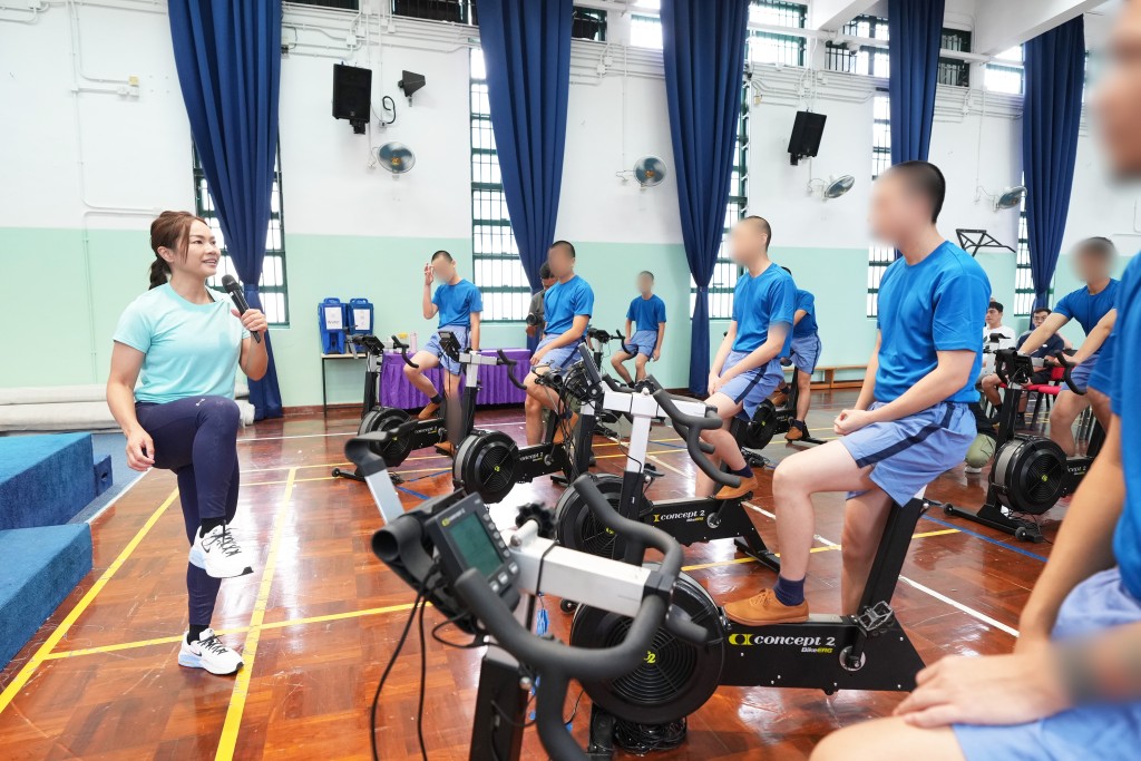 前香港單車運動員李慧詩日前到訪壁屋懲教所,指導10名青少年在囚人士進行單車訓練。 前香港單車運動員李慧詩日前到訪壁屋懲教所,指導10名青少年在囚人士進行單車訓練。