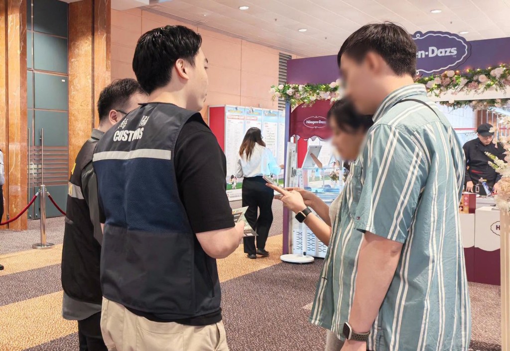 海關宣傳隊向出席婚展的市民派發宣傳單張。香港海關FB圖片