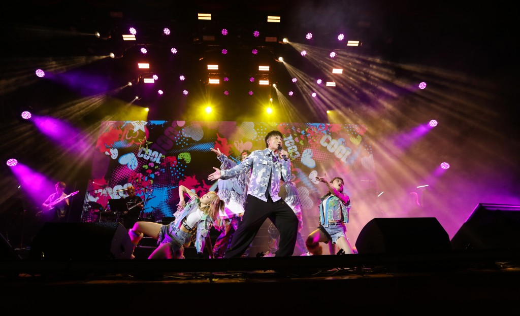 與樂迷共度充滿回憶的一夜。