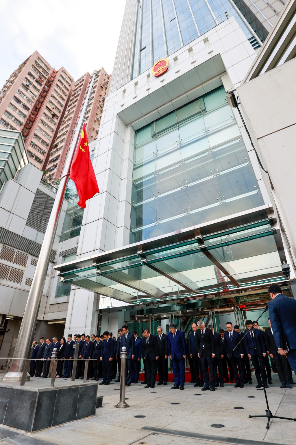 中央政府駐香港聯絡辦下半旗誌哀。