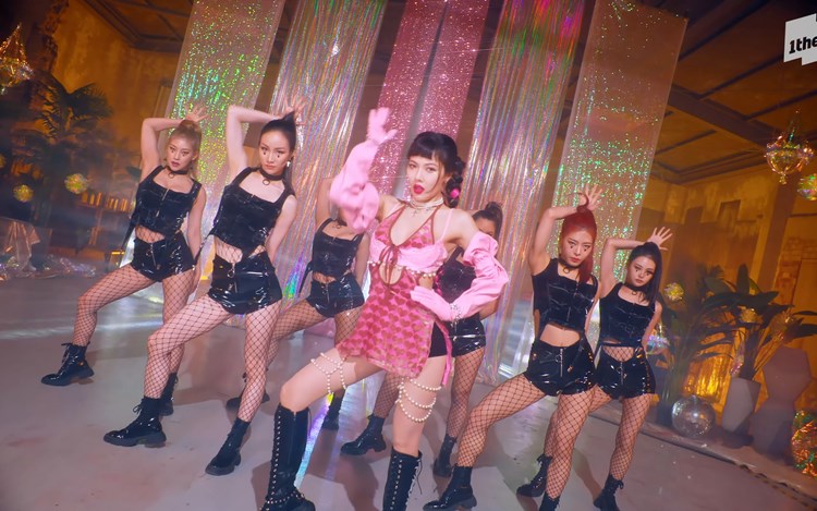 两个Look都好适合泫雅。