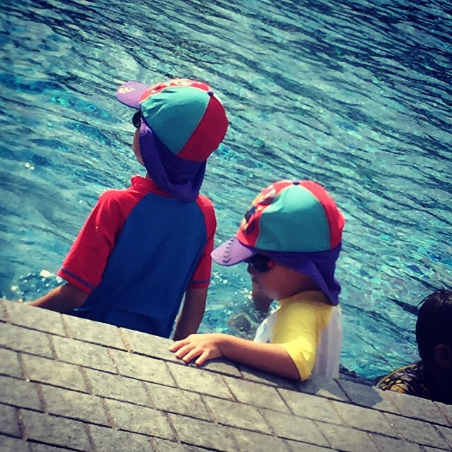 兩兄弟也有學游泳。