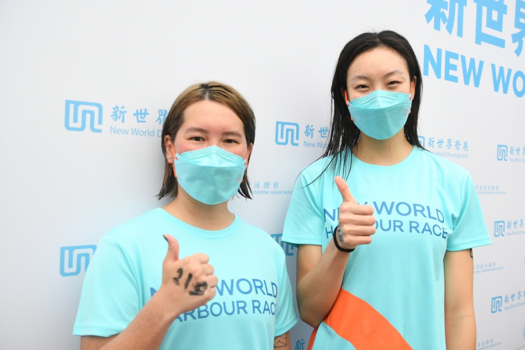 前港隊泳手劉彥恩(左)及楊珍美一起參賽。 本報記者攝