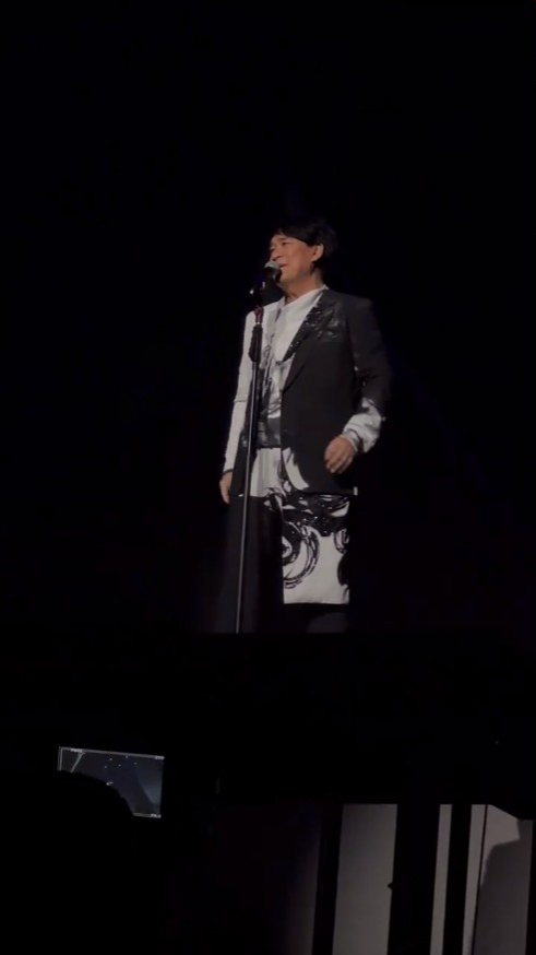 周华健前晚在上海演唱会舞台上特别向周海媚唱出94年版《倚天屠龙记》主题曲《刀剑如梦》并说：「人生如梦，这首歌献给最美丽的周芷若，周海媚！」