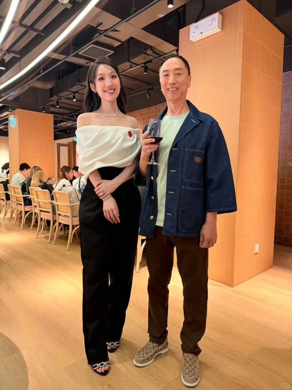 鄔友正和海兒合照。 鄔友正和海兒合照。
