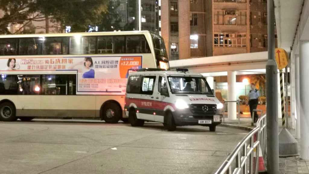 青衣少年遭逾10人鐵通鐵鎚圍毆 浴血送院。徐裕民攝