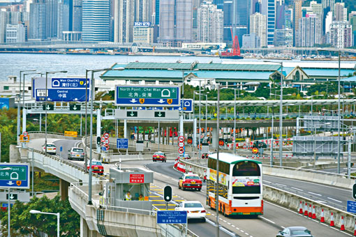 ■中環灣仔繞道昨日全綫開通，交通大致暢順。