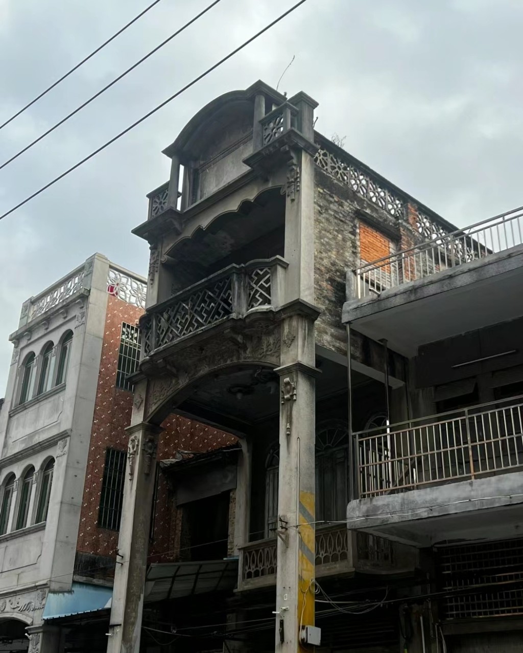 東莞嶺南建築｜1. 石龍老街　天王郭富城祖居，樓高三層的嶺南典型騎樓建築，造工講究，在當年可是奢侈豪宅。（圖片來源：小紅書）