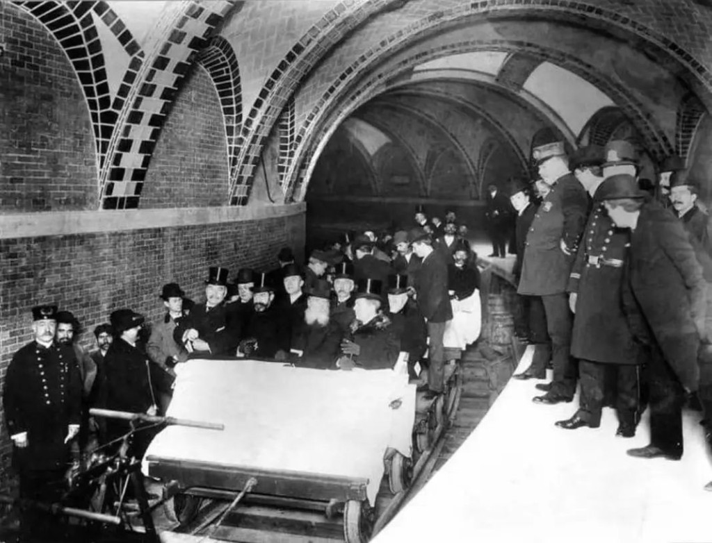 1904年纽约地铁开通。