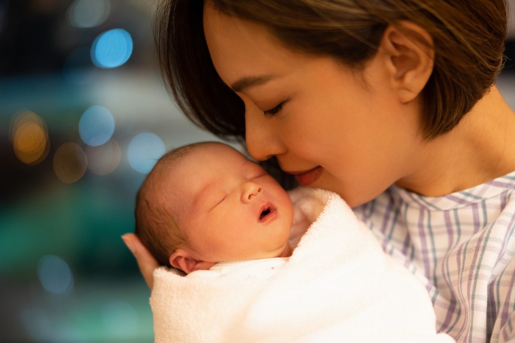 新任妈咪朱慧敏在11月1日凌晨时份在社交平台宣布喜讯，小公主顺利诞生，出世重6磅半。