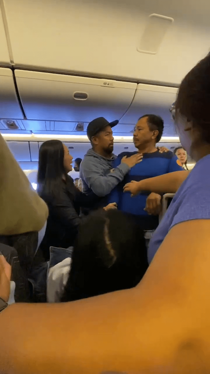 幸好蓝衫男被其他乘客拉开。