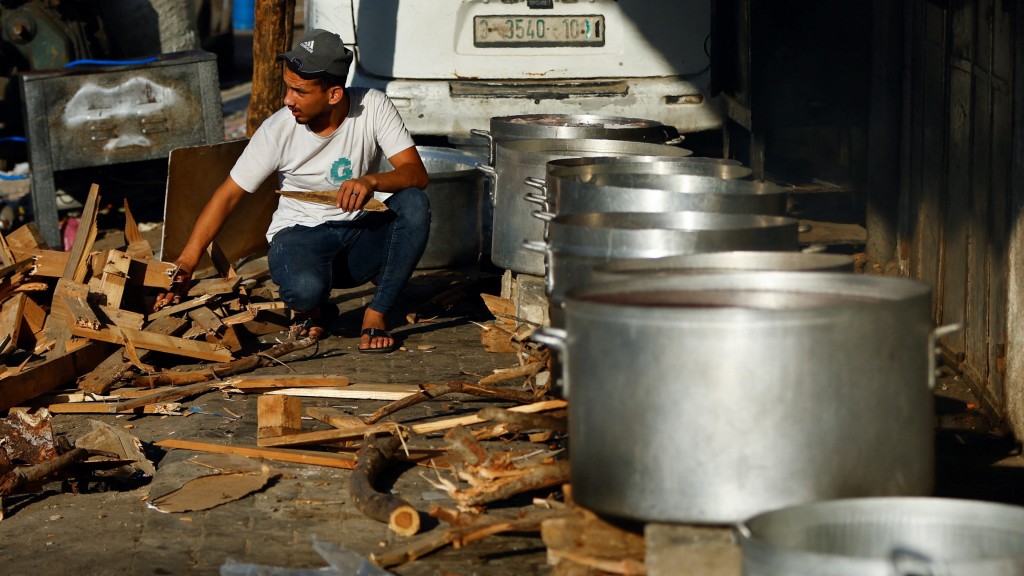 燃油和燃氣短缺，汗尤尼斯民眾改為燒柴煮食。 路透社