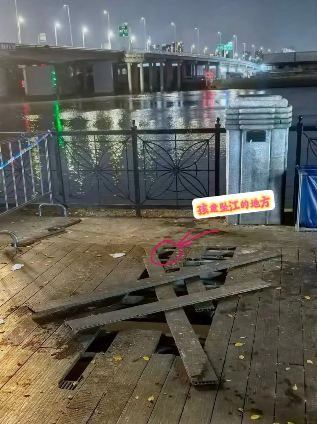 楊先生徒手扯爛失修棧道的木板,跳落江中救女兒。小紅書 楊先生徒手扯爛失修棧道的木板,跳落江中救女兒。小紅書