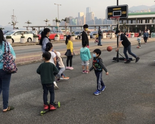 紅磡碼頭前面的巴士總站搬遷後，騰出的空地吸引了附近街坊到此遊樂玩耍。