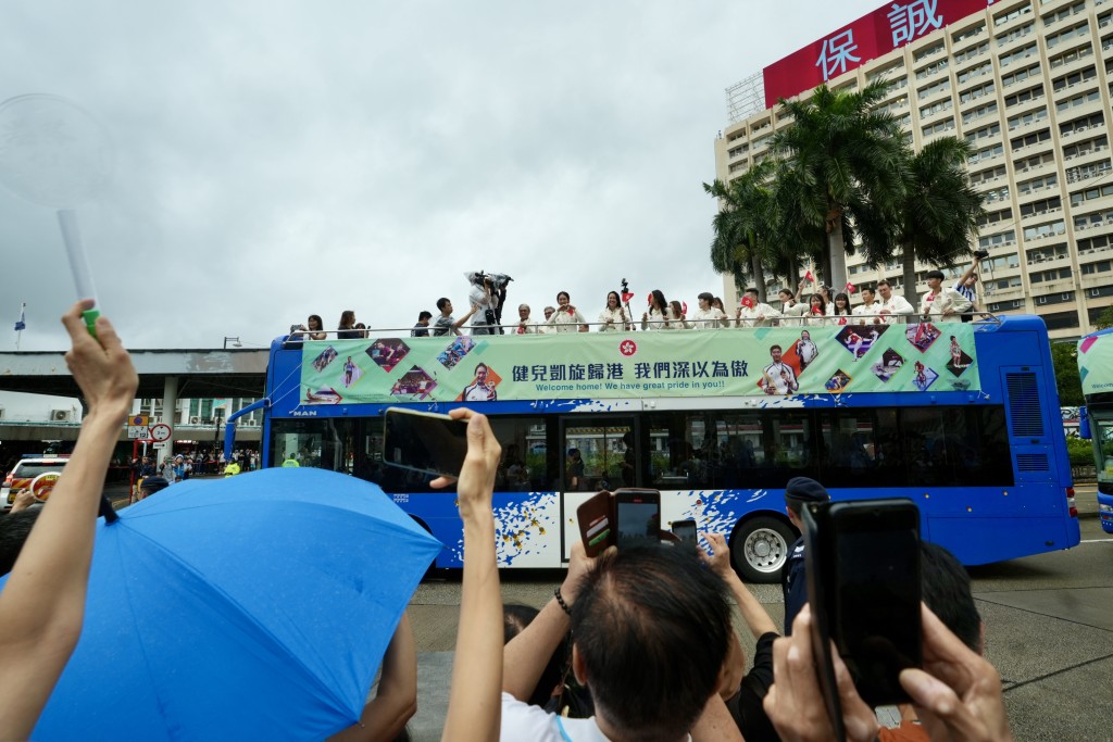 港隊奧運選手巴士巡遊，尖沙咀天星碼頭情況。劉駿軒攝