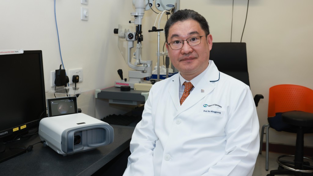 理大眼科視光學院眼科講座教授、傑出創科學人教授及梁顯利長者健康視覺教授何明光教授，研發自動便攜式眼底相機及AI識別和分析系統，為市民進行視力測試和糖尿眼篩查。