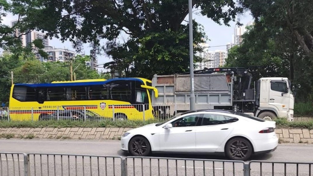 旅游巴撞向货车车尾。网上图片