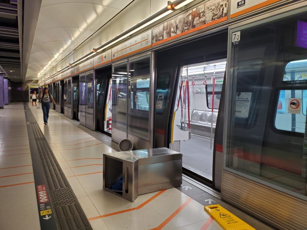 多個港鐵站的設施遭受破壞。