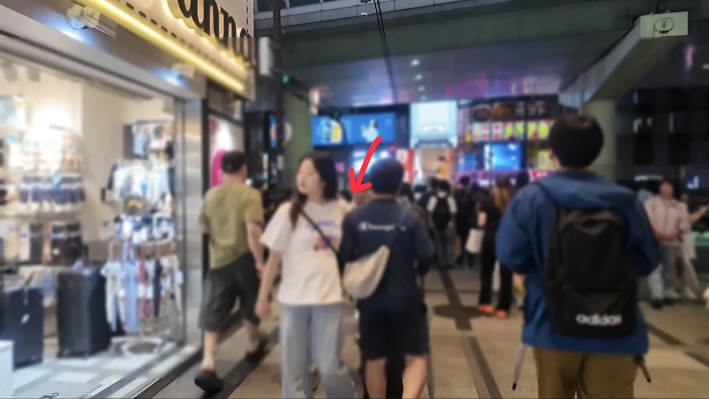 「撞人男」沿着商店街瘋狂用肩膀撞女性。 Youtube / MadBro 「撞人男」沿着商店街瘋狂用肩膀撞女性。 Youtube / MadBro