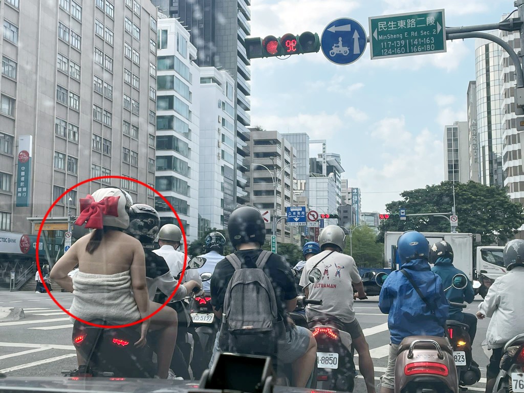 有台灣網民近日在社交平台發相，指在台北馬路上拍到一名馬尾妹(紅圈)。