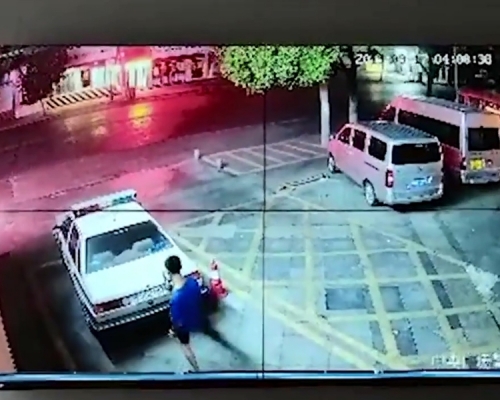 湖北一名19歲男子日前自拍一段用腳踩警車的短片，並將短片上載炫耀。　網圖