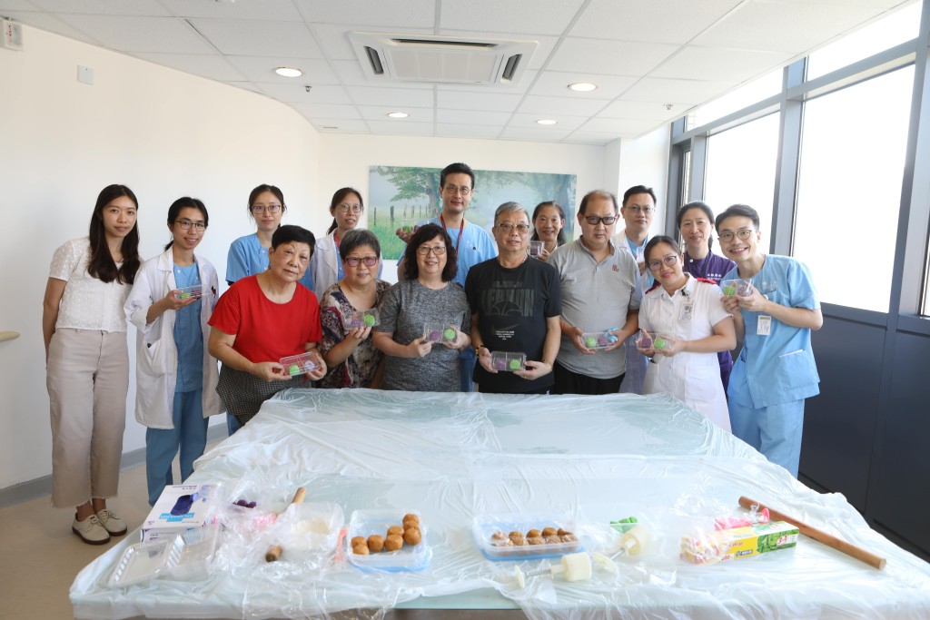 「糖糖正正」病人互助小组参加者及医护人员一同品尝自家出品的健康月饼。政府新闻处图片
