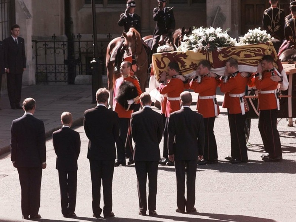 戴安娜王妃于1997年在巴黎遇车祸丧生，终年36岁。美联社资料图片