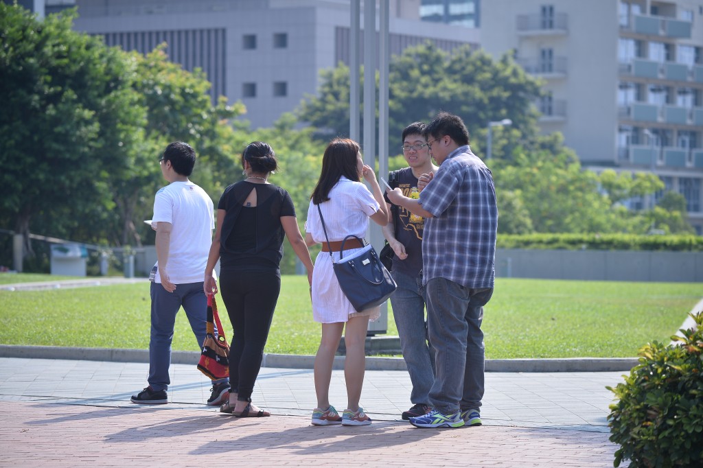 有人會選擇透過參與實體配對聚會、面對面交流物色合適對象。