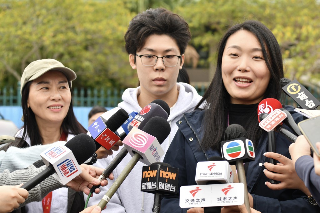郭小姐認為充電站地點十分方便,電動車充電後就出發到香港市區遊覽。 郭小姐認為充電站地點十分方便,電動車充電後就出發到香港市區遊覽。