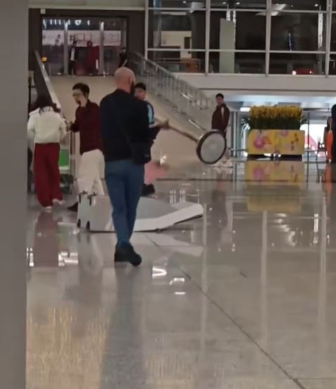 35歲英國籍男子涉嫌於年廿九在香港國際機場推倒10部智能登記櫃檯及損壞玻璃等,被控刑事毁壞等2罪。網圖 35歲英國籍男子涉嫌於年廿九在香港國際機場推倒10部智能登記櫃檯及損壞玻璃等,被控刑事毁壞等2罪。網圖