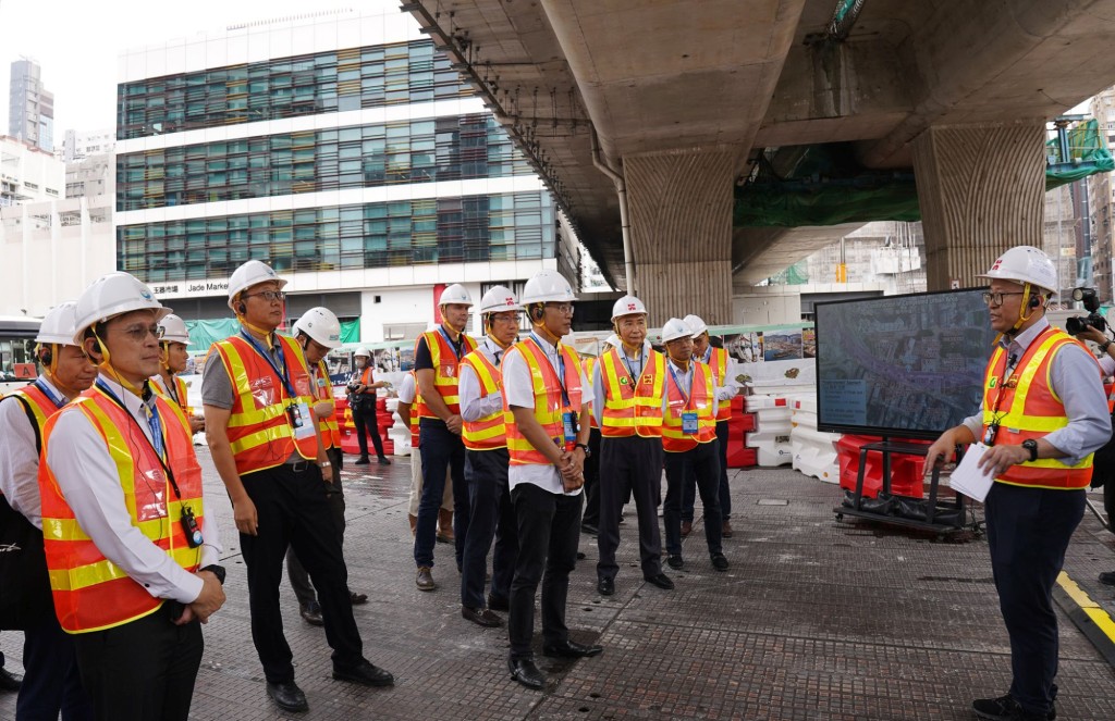 為期三天的峰會就本港大型基建項目，包括中九龍幹線及T2主幹路及茶果嶺隧道等作實地考察。甯漢豪網誌