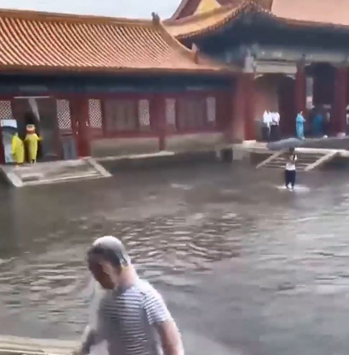 網傳影片顯示故宮慈寧宮暴雨時出現積水。