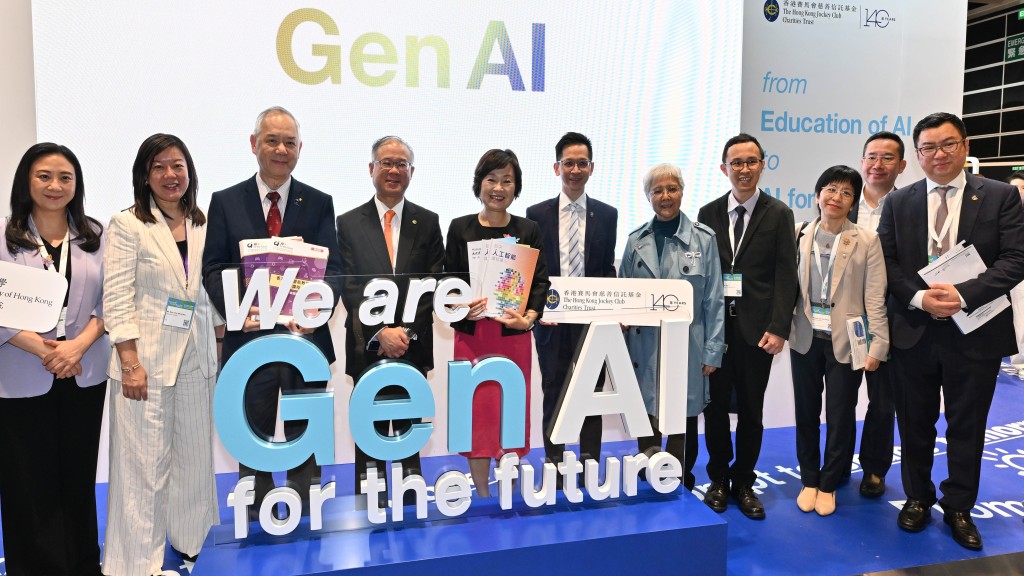 计划首席负责人任扬教授与教育局局长蔡若莲博士、香港赛马会慈善信托基金代表于学与教博览合影留念。