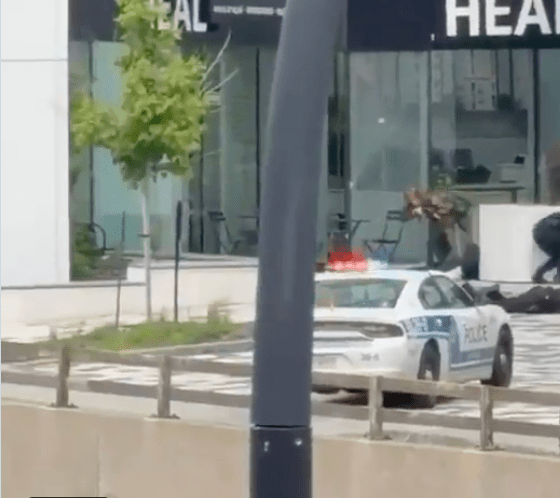 槍手現身狙擊警員，警員迅速逃離。