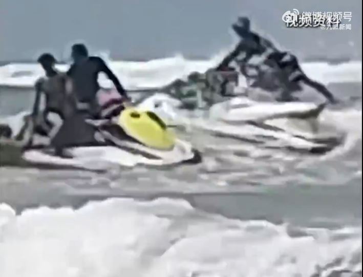 水上電單車未能一次過救回4人，押後的吳秋鍾最後體力不支溺亡。九派新聞
