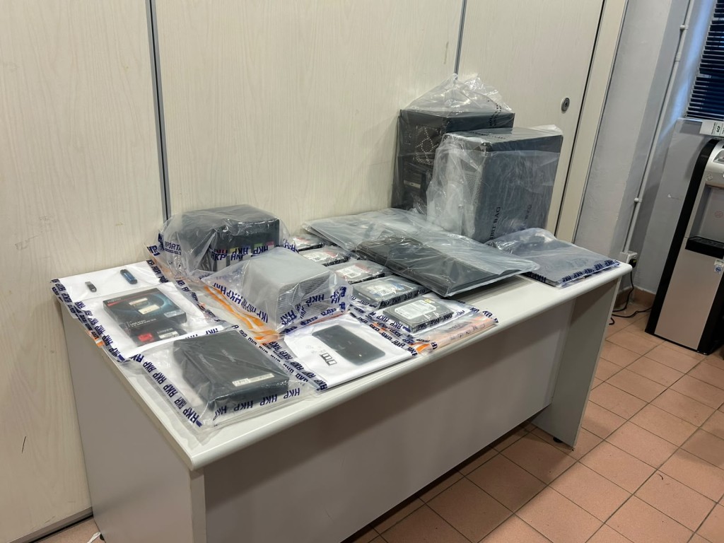 警方從被捕男子的寓所內撿取思疑與案有關的電腦設備。黃文威攝 警方從被捕男子的寓所內撿取思疑與案有關的電腦設備。黃文威攝