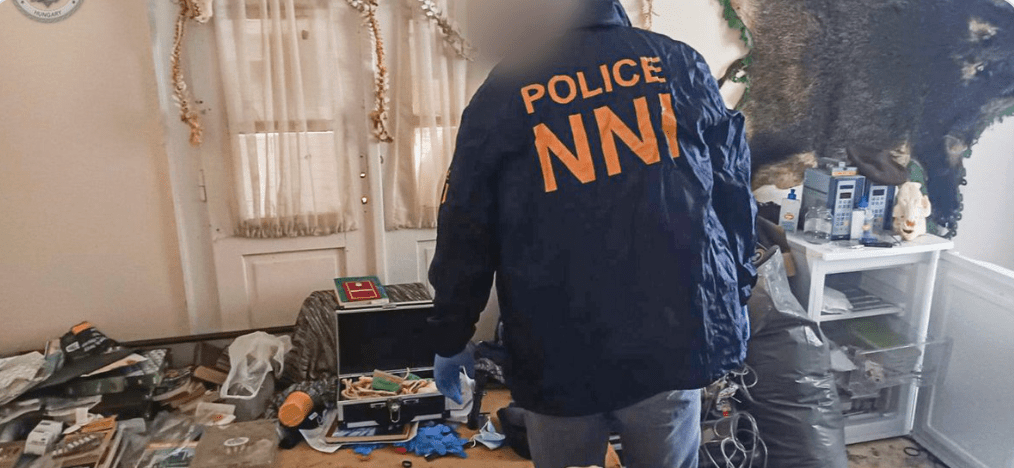 警方在疑犯家中發現大量散落的人骨及一面人皮面具。X@vizesnyuszi 警方在疑犯家中發現大量散落的人骨及一面人皮面具。X@vizesnyuszi