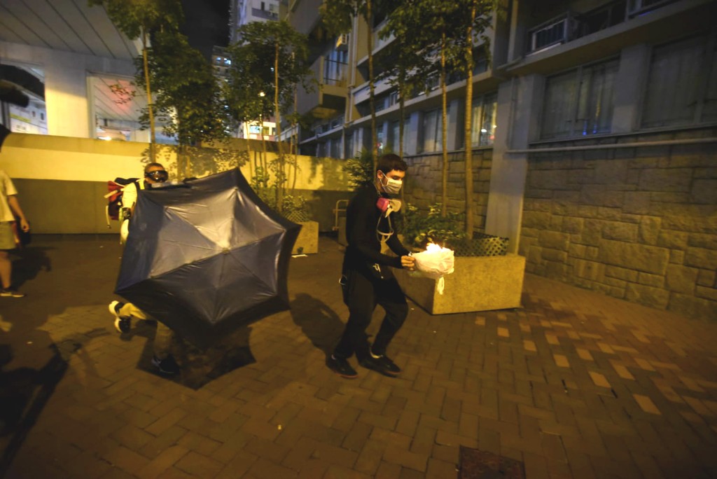 有人焚燒物品並投擲在警署外