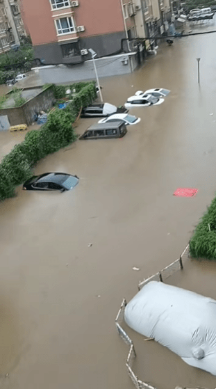受台风巴威外围环流影响，沈阳市因暴雨陷入历史性瘫痪。 抖音