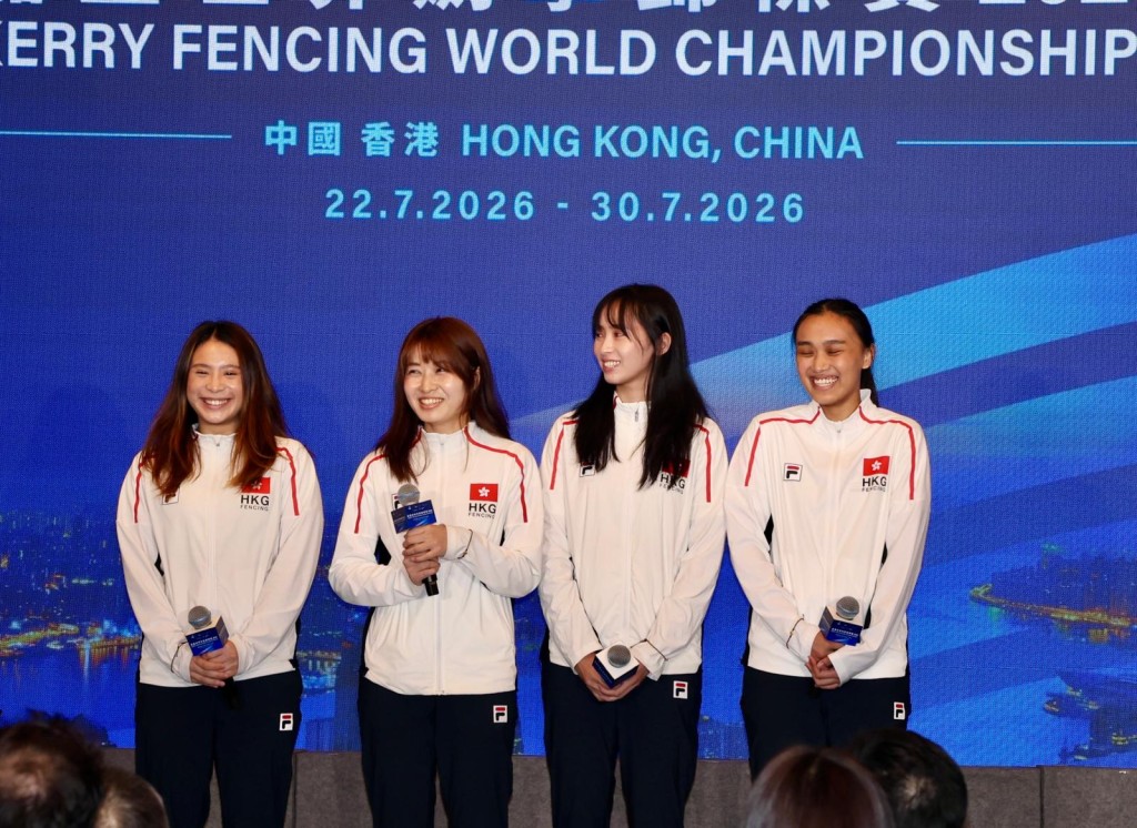 女子花剑队成员有陈诺思(右一)、郑晓为(右三)及梁雅蕾(左一),原本参赛的符妤名(右二)因膝伤未愈由小师妹梁殷侨代替出战。徐嘉华摄 女子花剑队成员有陈诺思(右一)、郑晓为(右三)及梁雅蕾(左一),原本参赛的符妤名(右二)因膝伤未愈由小师妹梁殷侨代替出战。徐嘉华摄